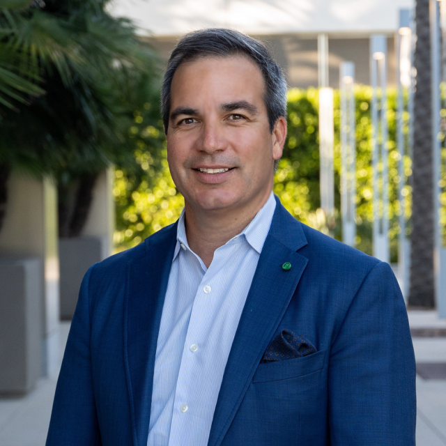 A picture of Sinan Kanatsiz, CIM with a description of Founder & CEO, KCOMM